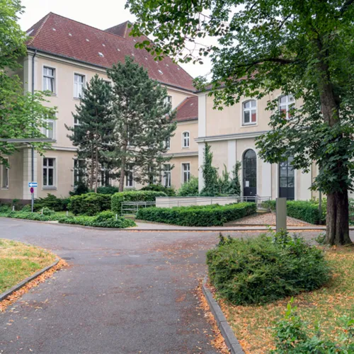 Einfahrt zum Jüdischen Krankenhaus in Berlin.